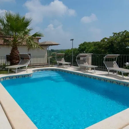 Deluxe With Private Pool - 100m From The Sea Apartman Póla