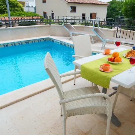 Deluxe With Private Pool - 100m From The Sea