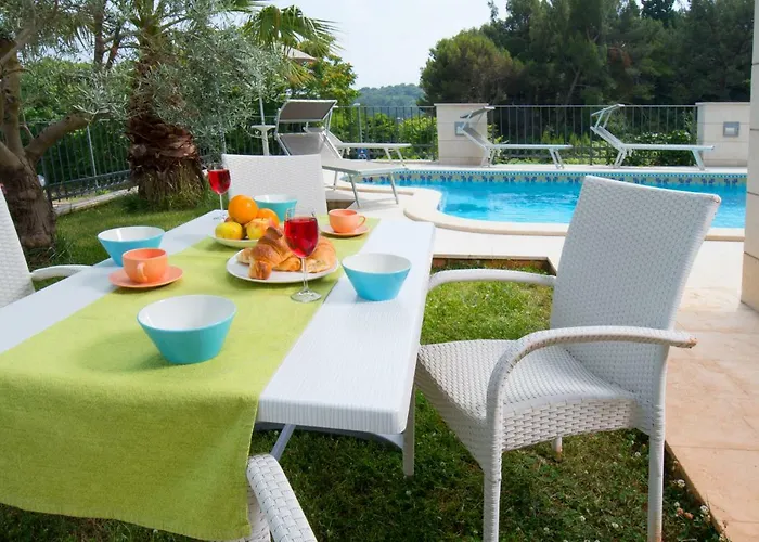 Deluxe With Private Pool - 100m From The Sea Pola