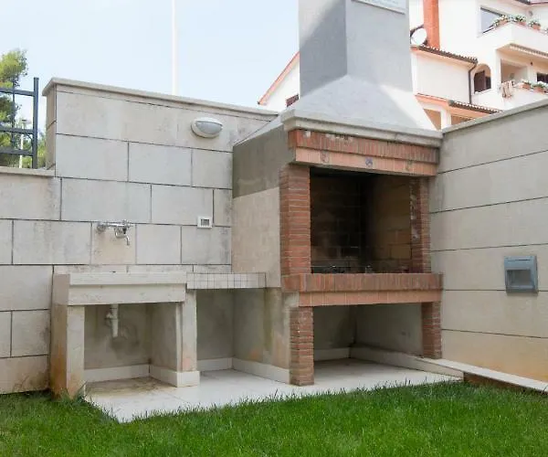 Deluxe With Private Pool - 100m From The Sea Appartamento Pola