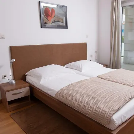 Apartment Deluxe With Private Pool - 100m From The Sea Pula