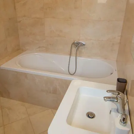 Deluxe With Private Pool - 100m From The Sea شقة بولا