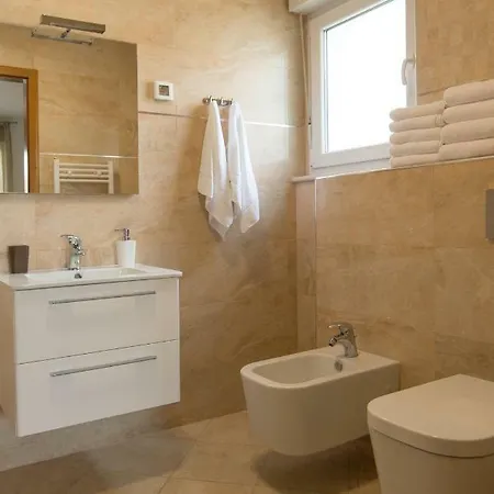 Deluxe With Private Pool - 100m From The Sea شقة بولا