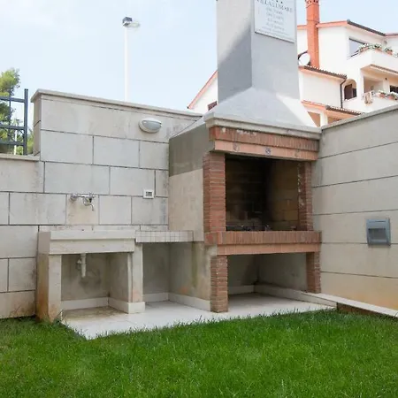 Deluxe With Private Pool - 100m From The Sea شقة بولا