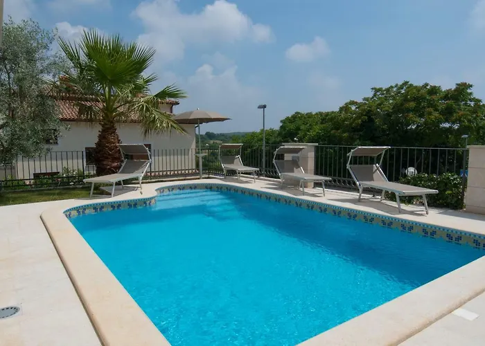 Deluxe With Private Pool - 100m From The Sea דירה פולה