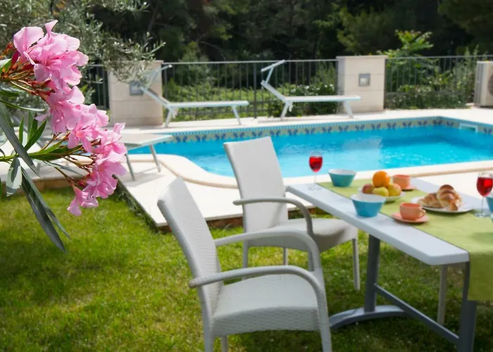 Apartmán Deluxe With Private Pool - 100m From The Sea Pula